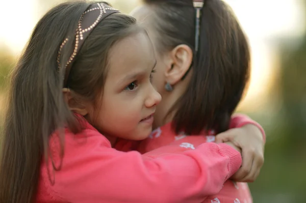 Niña con madre en el parque — Foto de Stock