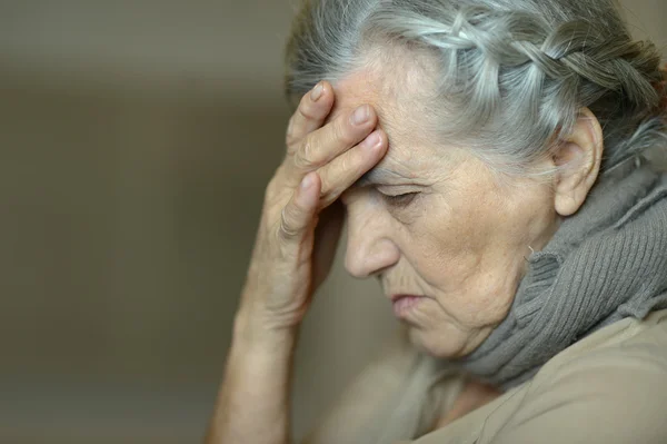 Ritratto di una donna anziana malata — Foto Stock