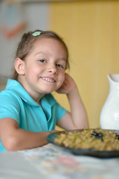 Uśmiechnięta dziewczynka jedzenie porzeczki — Zdjęcie stockowe