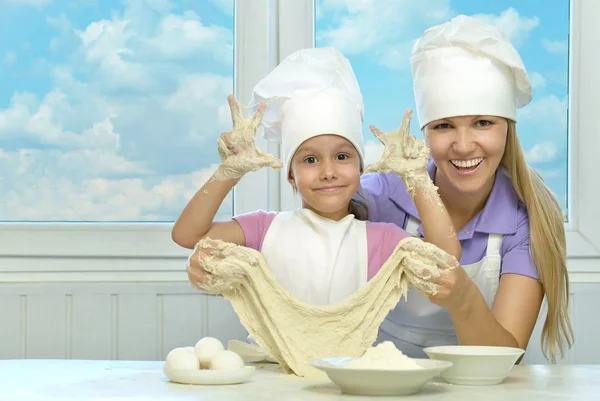 Moeder en dochter koken samen — Stockfoto