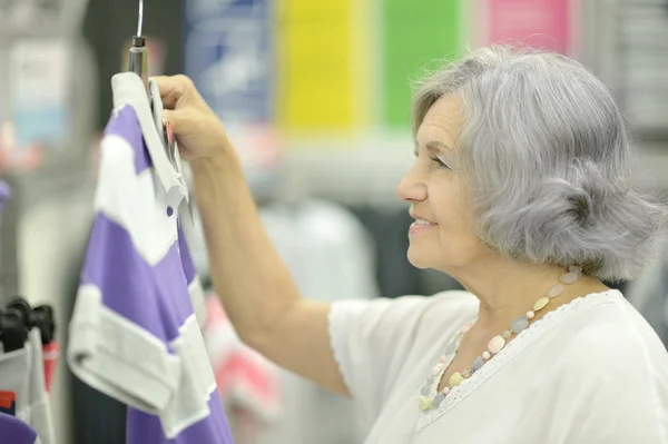 Senior vrouw in shopping center — Stockfoto