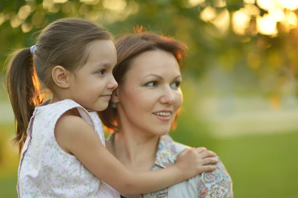 Liten flicka med mamma i park — Stockfoto