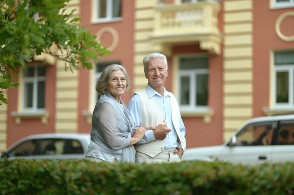 Coppia matura nel parco estivo — Foto Stock