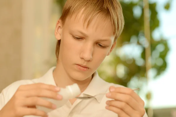 Boy feeling unwell — Stock Photo, Image