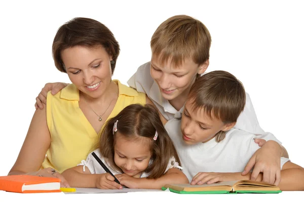 Madre ayudar a los niños a hacer su tarea — Foto de Stock