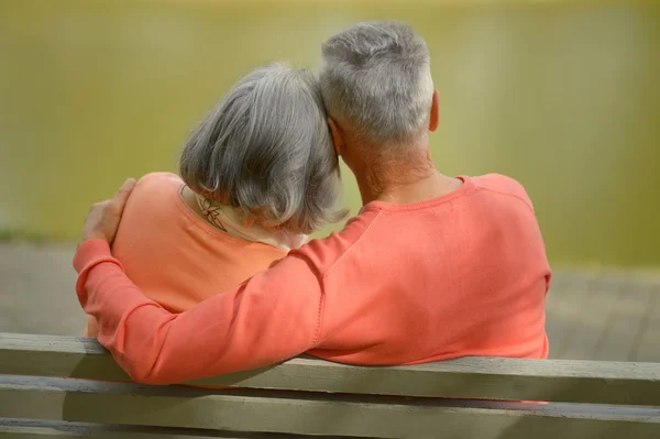 Pareja mayor descansando en el parque de otoño — Foto de Stock