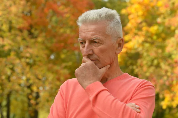 Uomo maturo nel parco autunnale — Foto Stock