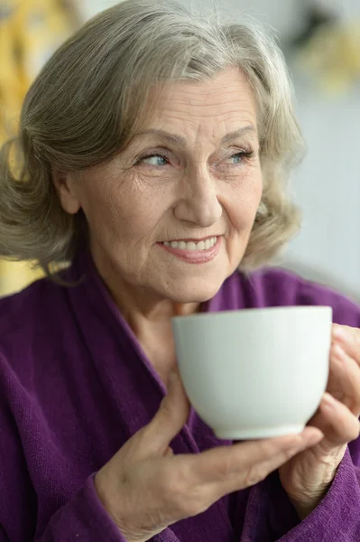 Starszy kobieta filiżanki kawy — Zdjęcie stockowe