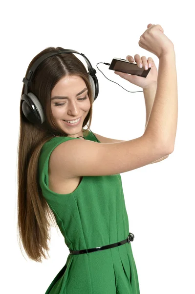 Дівчина слухає музику на мобільному — стокове фото