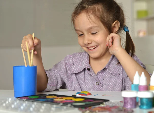 Маленька дівчинка малює вдома — стокове фото