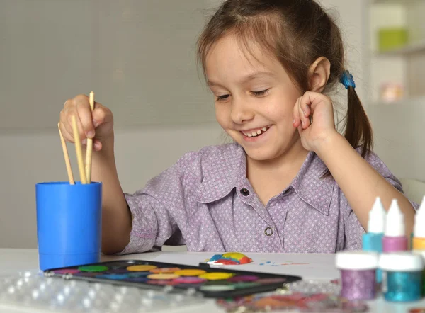 Ragazzina disegno a casa — Foto Stock