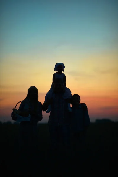 Familie op tarweveld — Stockfoto