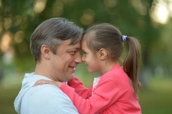 Pai com filha no parque de verão — Fotografia de Stock