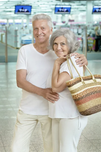 Senior couple in  shopping center — Stock Photo, Image