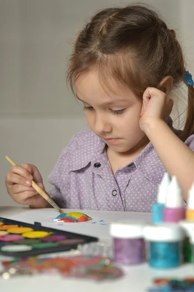 Kleines Mädchen zeichnet zu Hause — Stockfoto