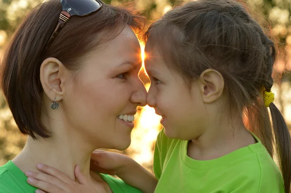 Chica con madre en el parque de verano — Foto de Stock