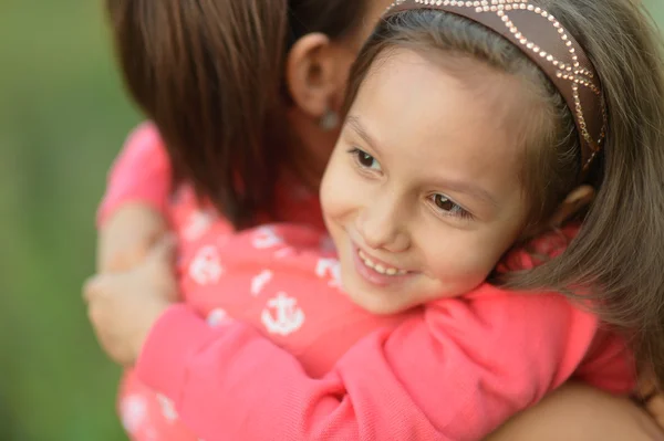 Bambina con madre nel parco — Foto Stock