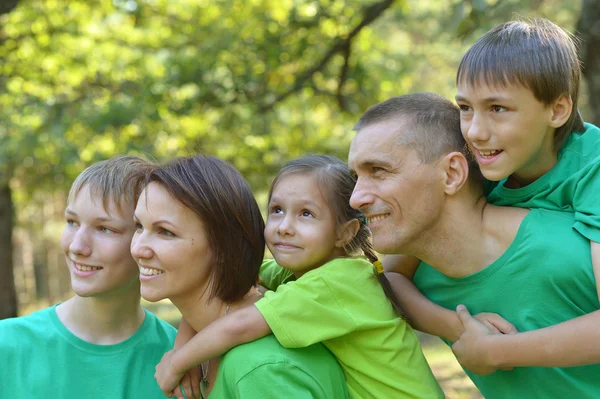 Familjen vilar i sommarparken — Stockfoto