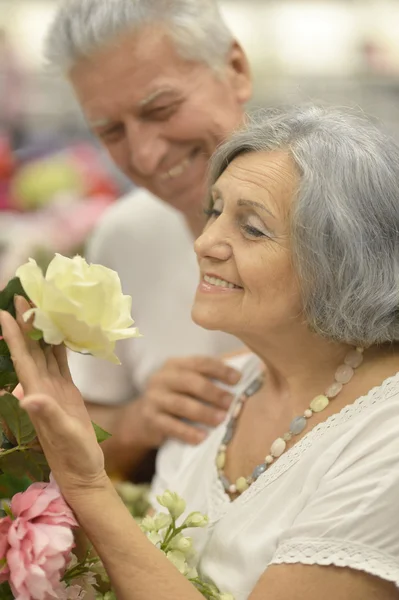 Ritratto di coppia anziana con fiori — Foto Stock