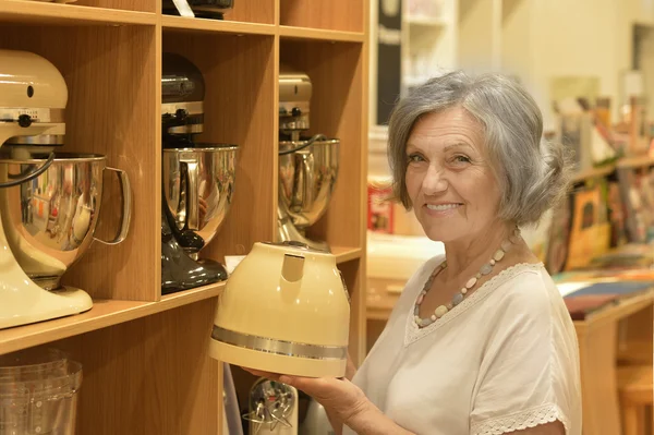 Senior woman in  shopping center — Stock Photo, Image