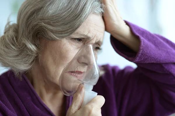 Kranke Seniorin mit Inhalator — Stockfoto