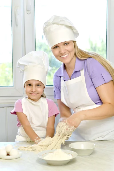 Ibu dan anak memasak bersama — Stok Foto