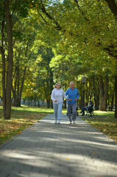 Sénior casal Jogging no parque — Fotografia de Stock