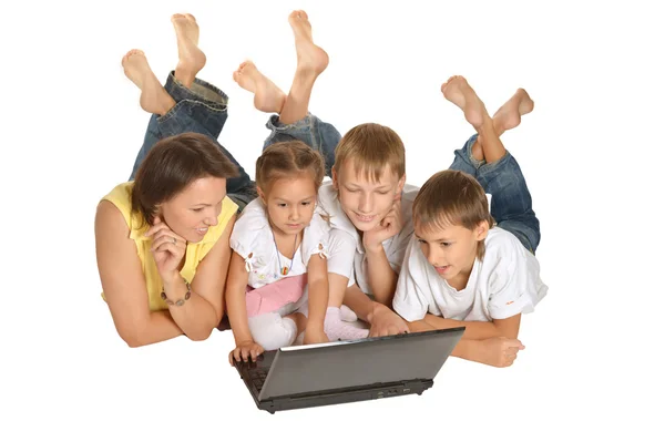 Щаслива сім'я з ноутбуком — стокове фото