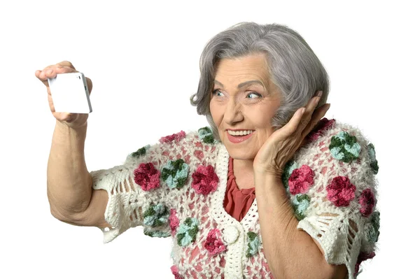 Yaşlı bayan holding cep telefonu — Stok fotoğraf