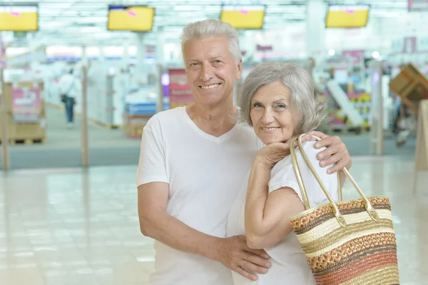 Coppia anziana in centro commerciale — Foto Stock