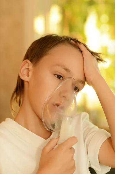 Liten pojke anläggning inhalator — Stockfoto