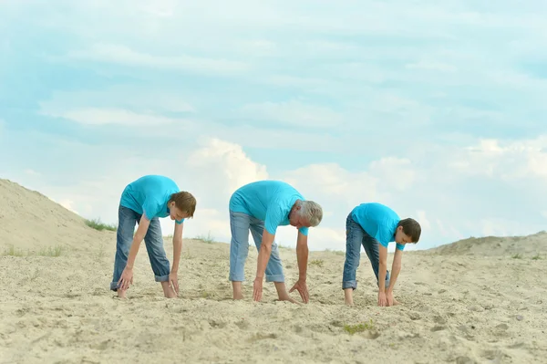 Grootvader met kleinkinderen doen oefeningen — Stockfoto