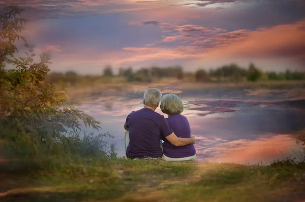 Casal maduro perto do lago — Fotografia de Stock