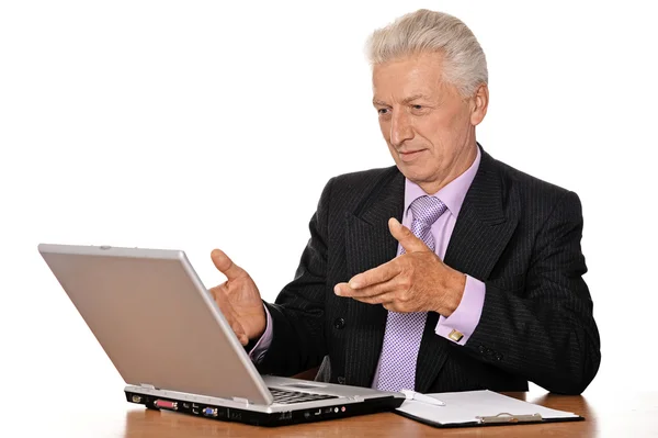 Volwassen zakenman werken met laptop — Stockfoto