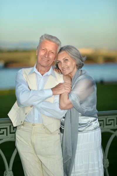 Ηλικιωμένο ζευγάρι που έχοντας υπόλοιπο στο πάρκο — Φωτογραφία Αρχείου