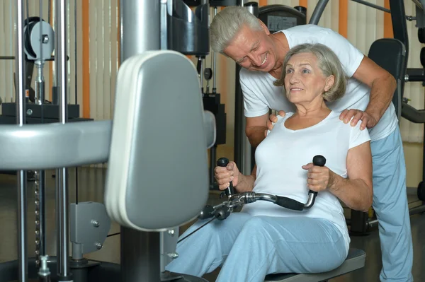 Senior pareja haciendo ejercicio en el gimnasio —  Fotos de Stock