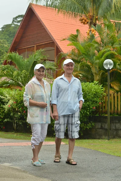 Äldre par står utomhus — Stockfoto
