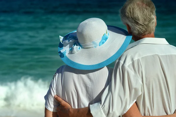 Casal de idosos caminhando ao longo da costa — Fotografia de Stock