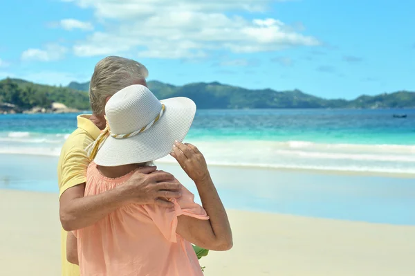 Bejaarde echtpaar wandelen langs de kust — Stockfoto
