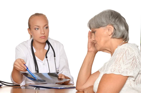 Femme âgée est venue chez le médecin — Photo