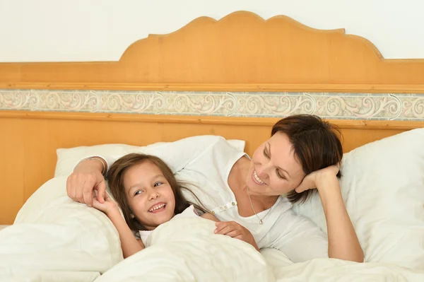 Mutter mit kleiner Tochter im Bett — Stockfoto