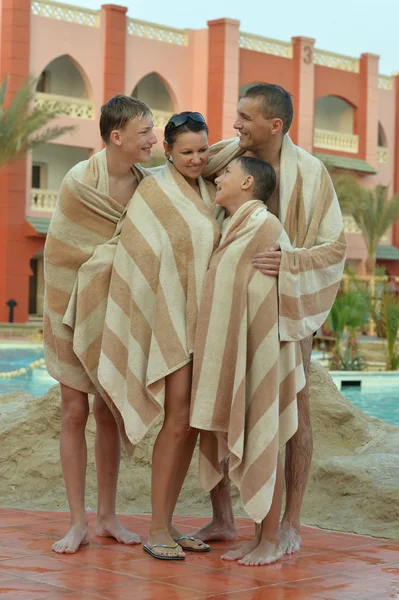 Familia feliz cerca de la piscina — Foto de Stock