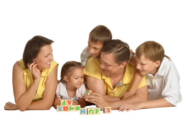 Familj spelar inomhus — Stockfoto