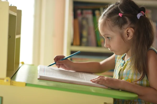 Menina leitura livro — Fotografia de Stock