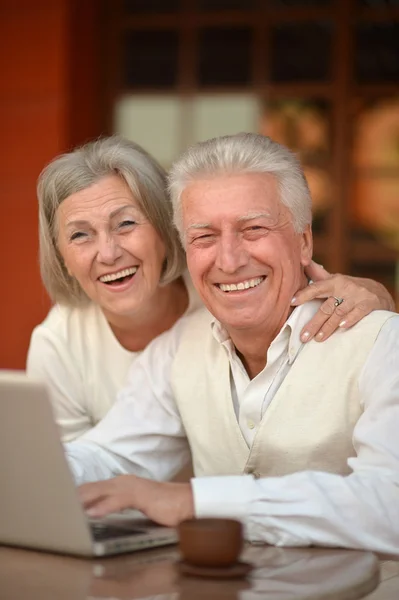 Ouder paar zitten met laptop — Stockfoto