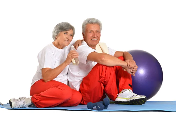 Coppia anziana che ha riposo in palestra — Foto Stock