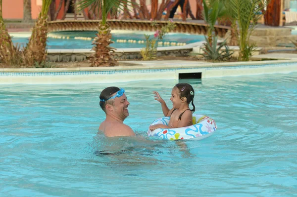 Dad and daughter relax in  pool — Stock Photo, Image