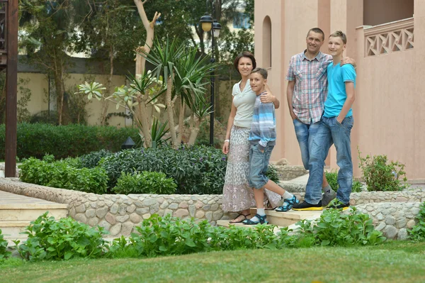 Famille dans le jardin à la station de vacances — Photo