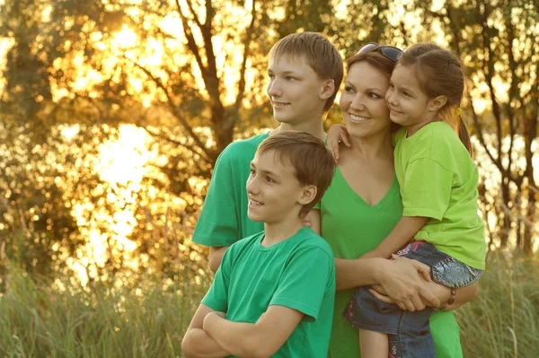 Repos en famille dans le parc d'été — Photo