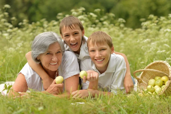 Портрет счастливой семьи в летнем лесу — стоковое фото